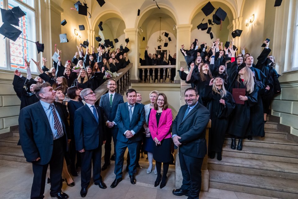 Zdjęcie z ubiegłorocznej graduacji absolwentów kierunku