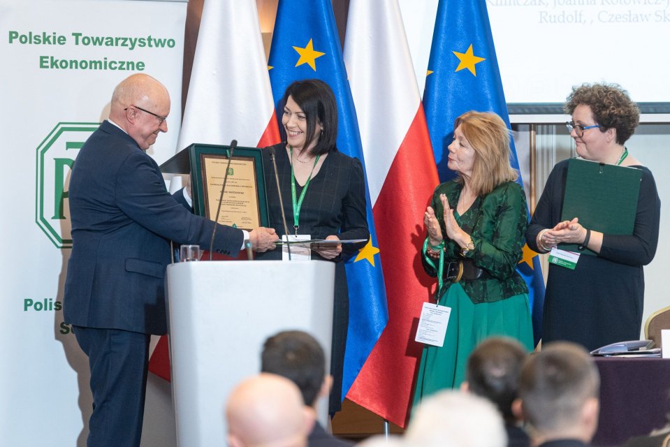 Na zdjęciu od lewej: Prof. dr hab. Jerzy Wilkin – przewodniczący Sądu Konkursowego, prof. UEK dr hab. Anna Moździerz, prof. dr hab. Elżbieta Mączyńska – prezes PTE, prof. dr hab. Beata Majecka – sekretarz generalny PTE.