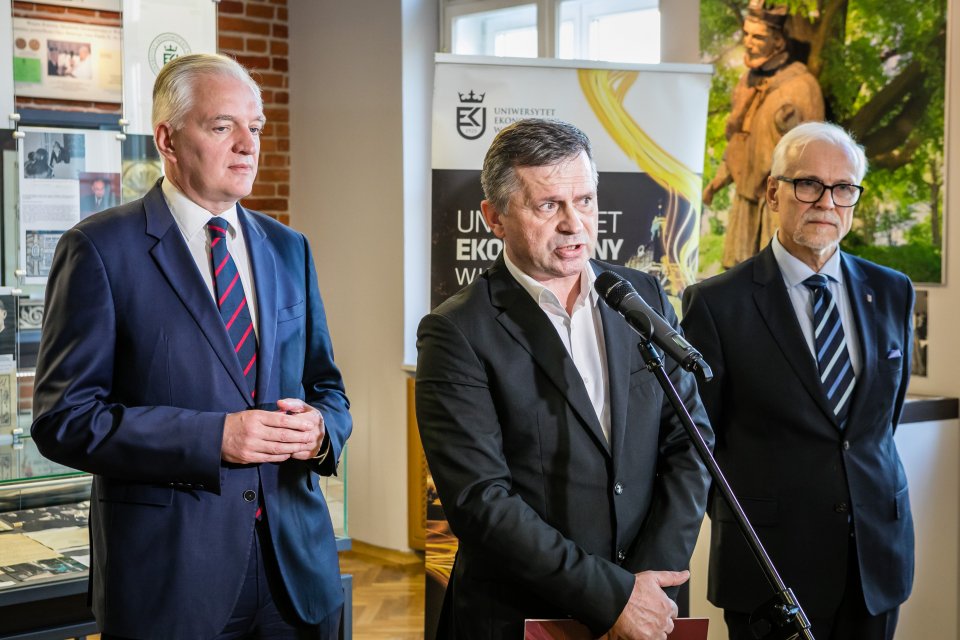 Na zdjęciu od lewej: dr Jarosław Gowin, minister nauki i szkolnictwa wyższego, prof. UEK Stanisław Mazur, prof. UEK dr hab. inż. Andrzej Chochół
