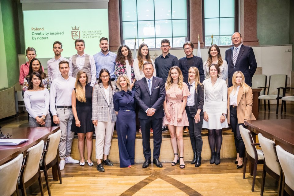 Uroczyste podpisanie umów trójstronnych przez studentów UEK