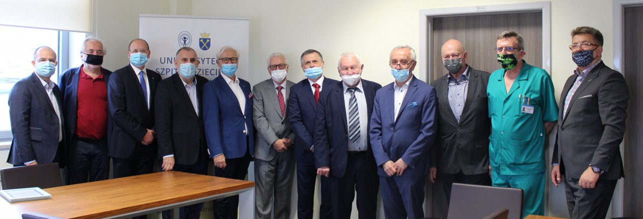 Na zdjęciu od lewej: prof. Krzysztof Machaczka - Dyrektor Kancelarii Rektora UEK, prof. Wiesław Gumuła, były Dyrektor Oddziału Okręgowego NBP w Krakowie, obecny doradca NBP, prof. Piotr Buła - Dyrektor Krakowskiej Szkoły Biznesu UEK, Piotr Drążkiewicz - Prezes Zarządu Krakowskiego Stowarzyszenia Edukacji EKONOMED, prof. Andrzej Chochół - Rektor UEK, prof. Krzysztof Fyderek - Dyrektor USDK, prof. Stanisław Mazur - Rektor Elekt UEK, Janusz Madej - Wiceprezes Zarządu EKONOMEDU, Jan Sady - przedstawiciel EKONOMEDU, dr hab. Maciej Kowalczyk - Prezes Fundacji działającej przy USDK, prof. Stanisław Kwiatkowski - Kierownik Kliniki Neurochirurgii USDK, Krzysztof Zawada - właściciel firmy EKOZIEM, sponsor Kliniki Neurochirurgii.