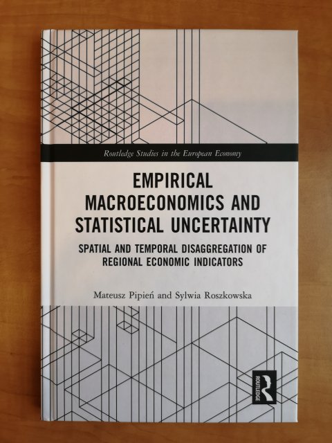 Monografia autorstwa prof. Mateusza Pipienia z Uniwersytetu Ekonomicznego w Krakowie i dr hab. Sylwii Roszkowskiej z Katedry Makroekonomii Uniwersytetu Łódzkiego.