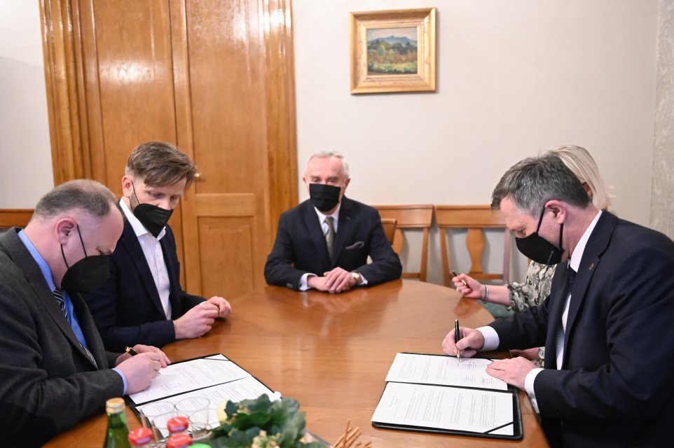 Podpisanie aneksu do porozumienia pomiędzy UEK i IPH.