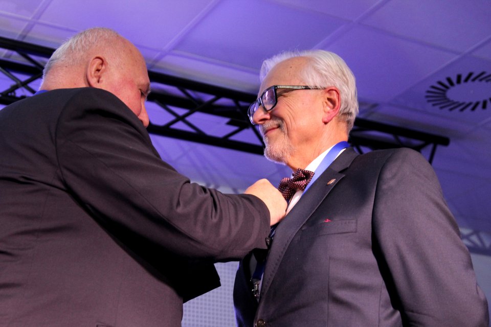 Moment wręczenia odznaczenia Honoris Gratia dla Rektora UEK – prof. Andrzeja Chochoła