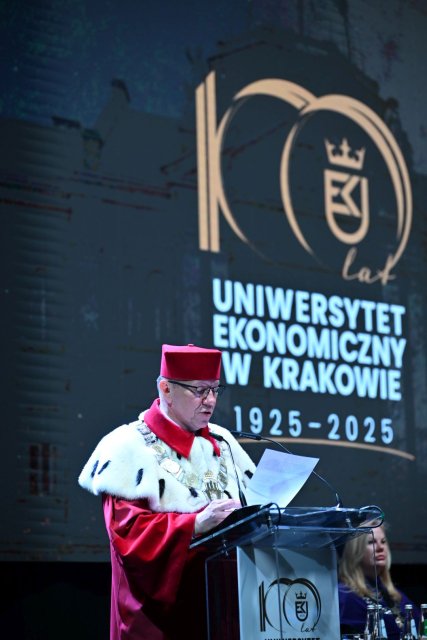 Zdjęcie przedstawia JM Rektora dr. hab. Bernarda Ziębickiego, prof. UEK podczas wygłaszania przemówienia