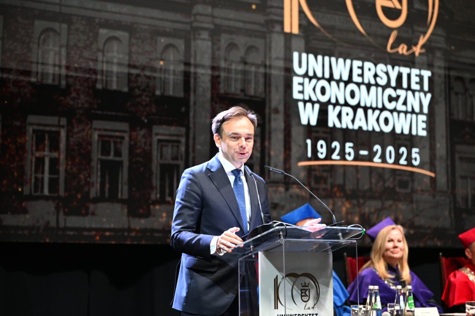 Zdjęcie przedstawia Ministra Finansów, Andrzeja Domańskiego, absolwenta naszej Uczelni