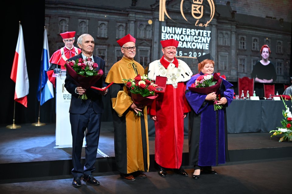Zdjęcia przedstawia uhonorowanych medalem