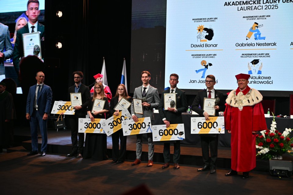 Zdjęcie przedstawia laureatów konkursu