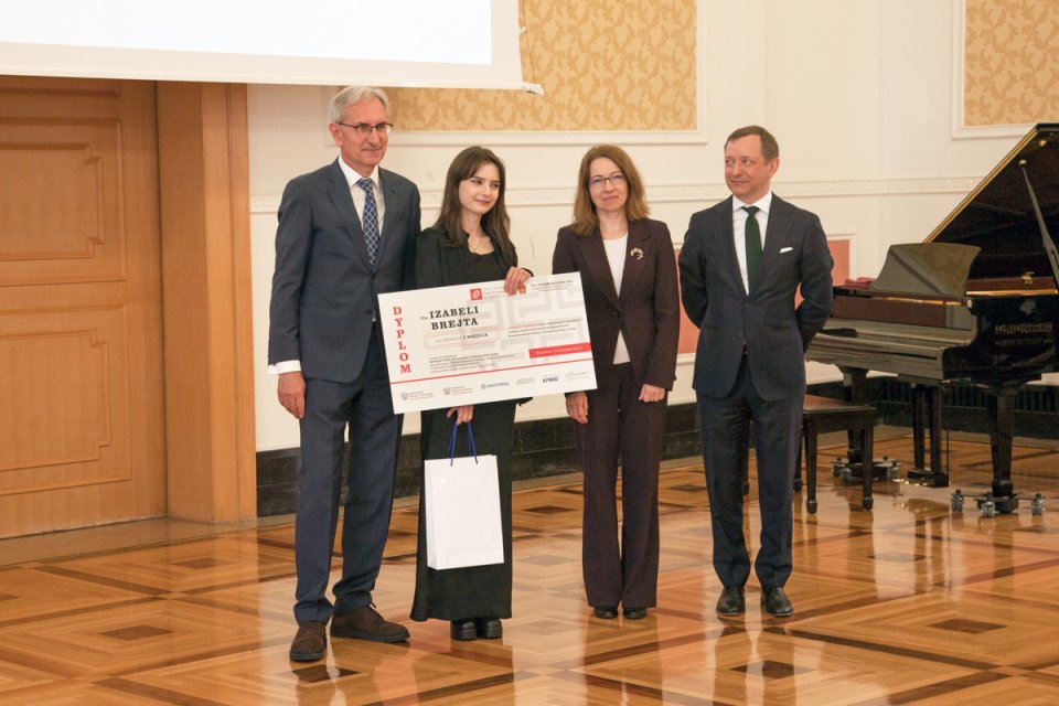 Zdjęcie przedstawia laureatkę konkursu podczas wręczenia nagród